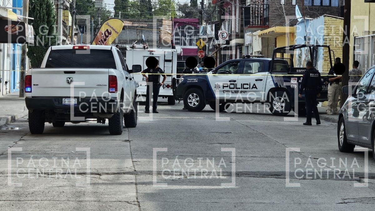 VIDEO Sonaron 7 balazos, vecinos salen y ven 2 cuerpos en entrada de casa