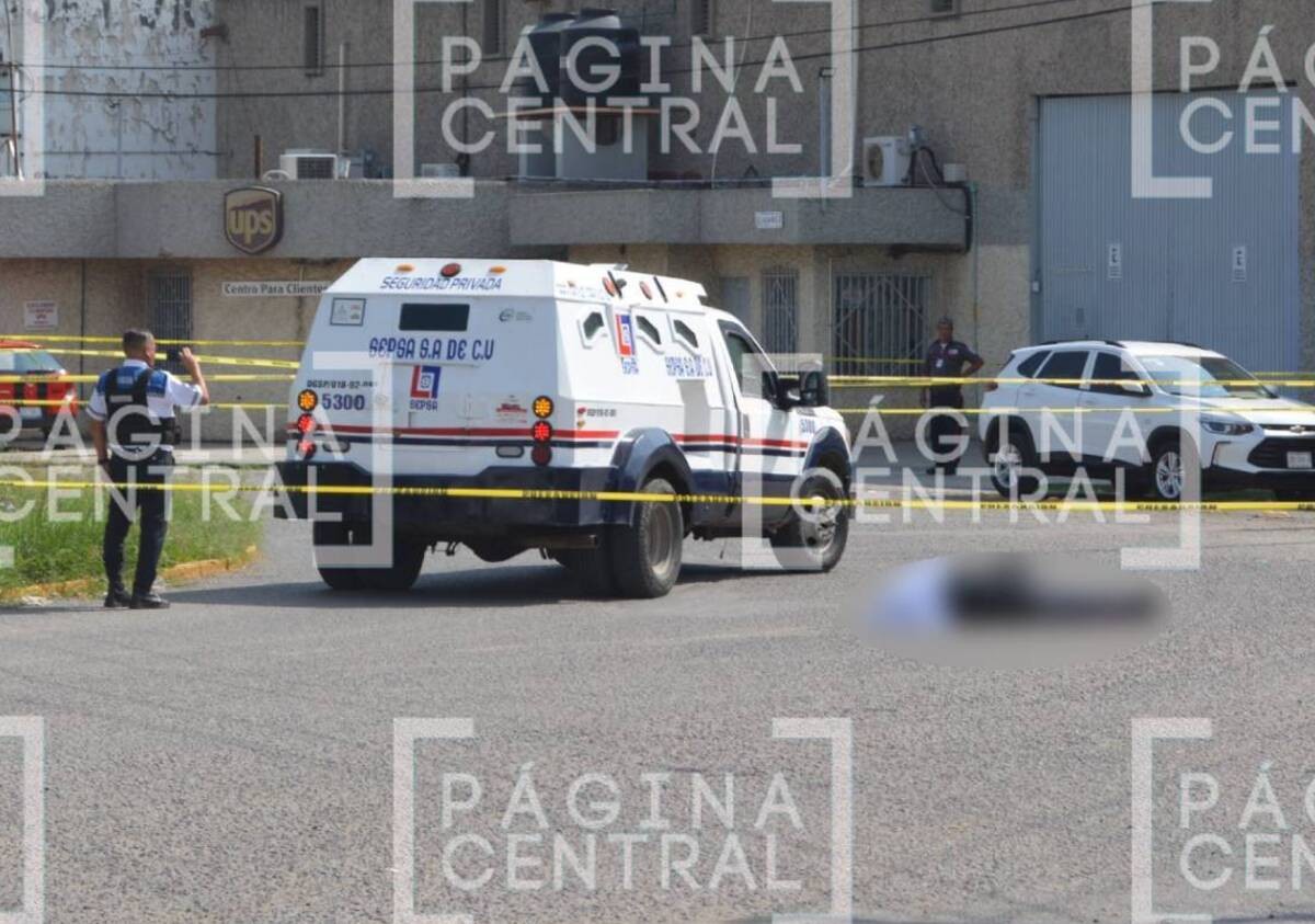 Se abre puerta de camión blindado en pleno movimiento, custodio cae y muere tras impacto