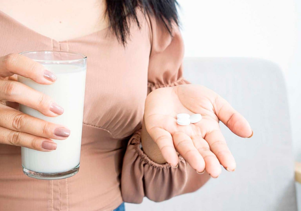¿Tomas tus medicamentos con leche? Estos son los riesgos que podrían afectar tu salud