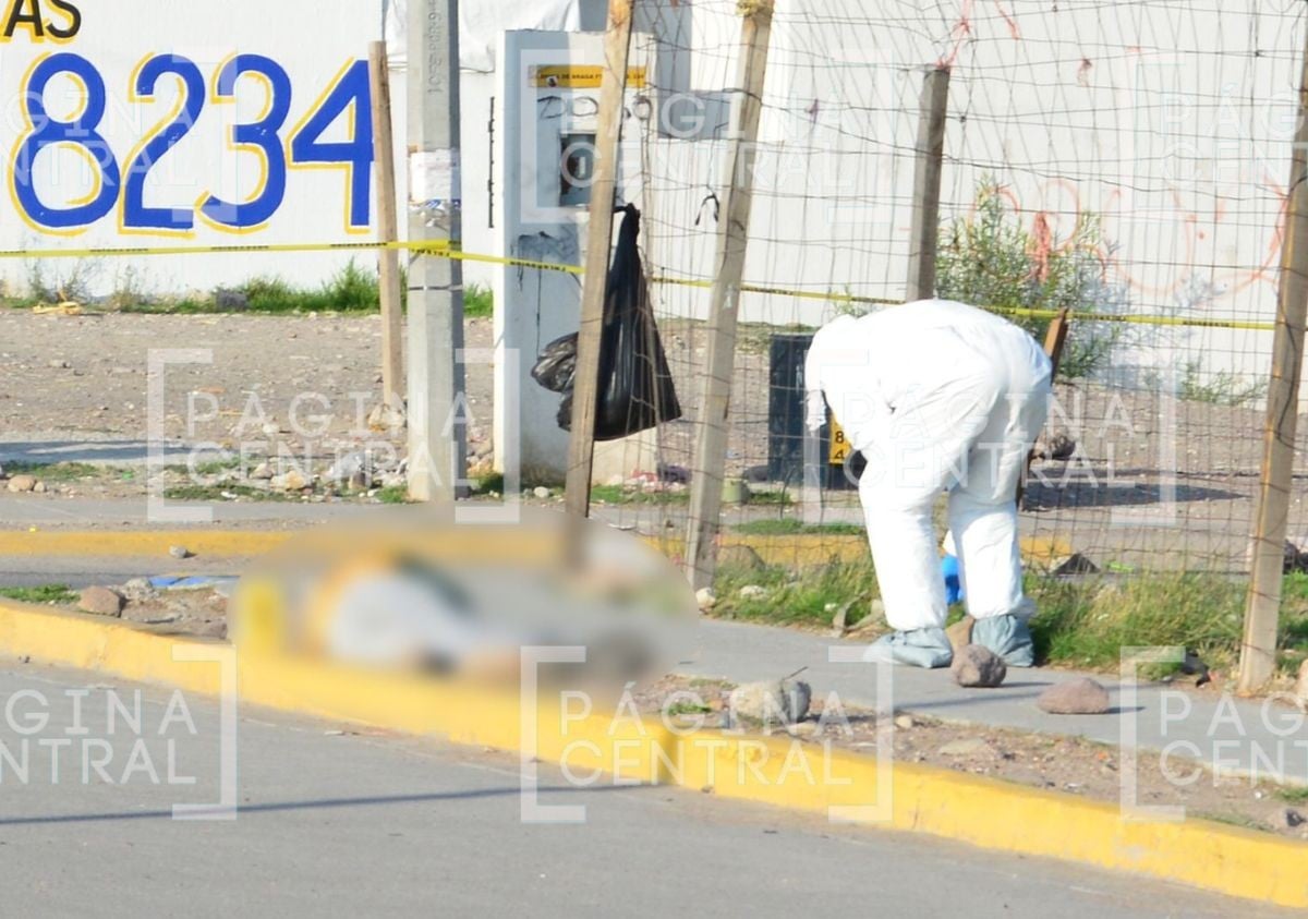 VIDEO Tenía disparo en la cabeza: Localizan cuerpo de un hombre en la banqueta
