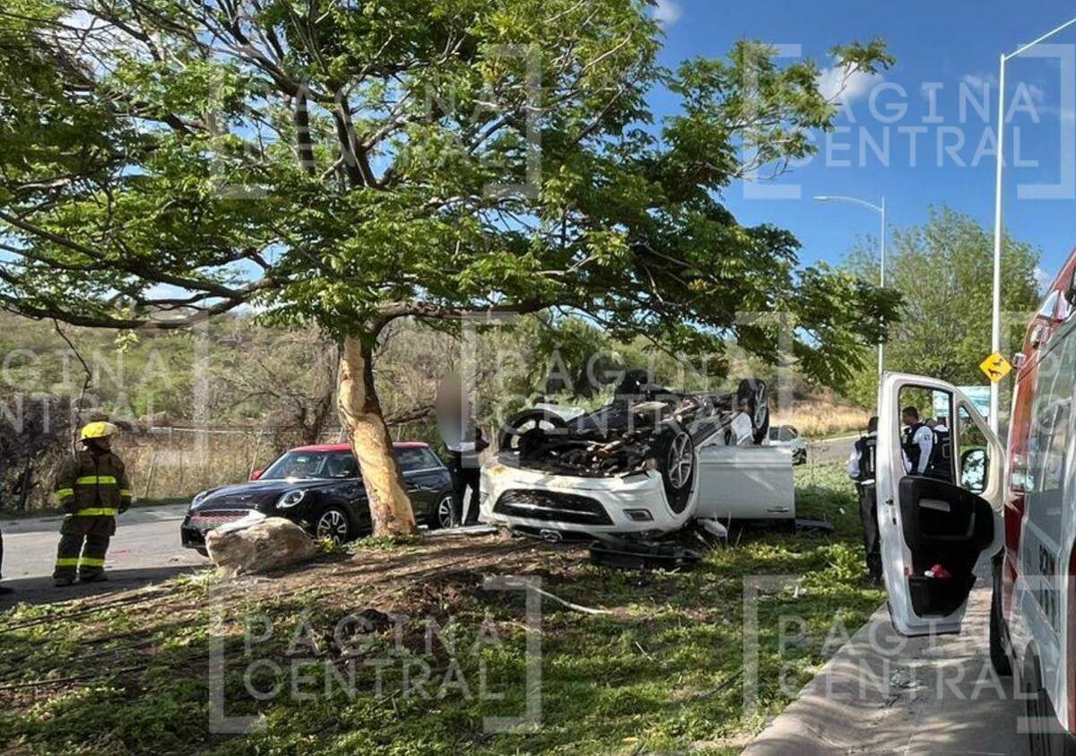 ¡Conductora la libra! Piedra origina volcadura y auto termina con llantas hacia arriba
