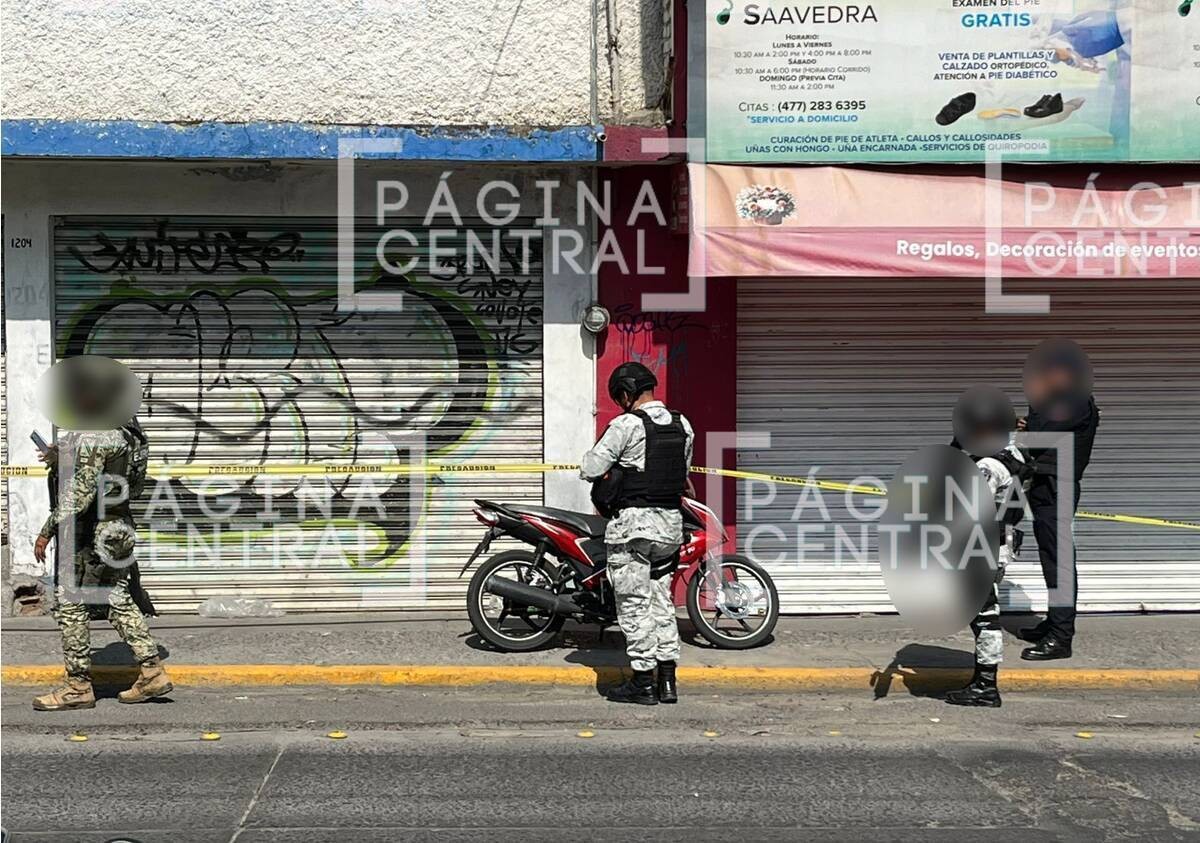 Mujer convivía en un bar con amigos cuando motosicarios entran y le disparan; está grave