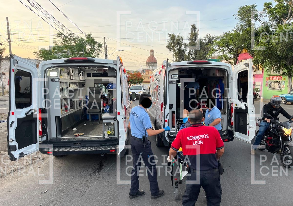 Salen proyectados: Motociclista iba con pasajera cuando se pasa el rojo y choca contra auto