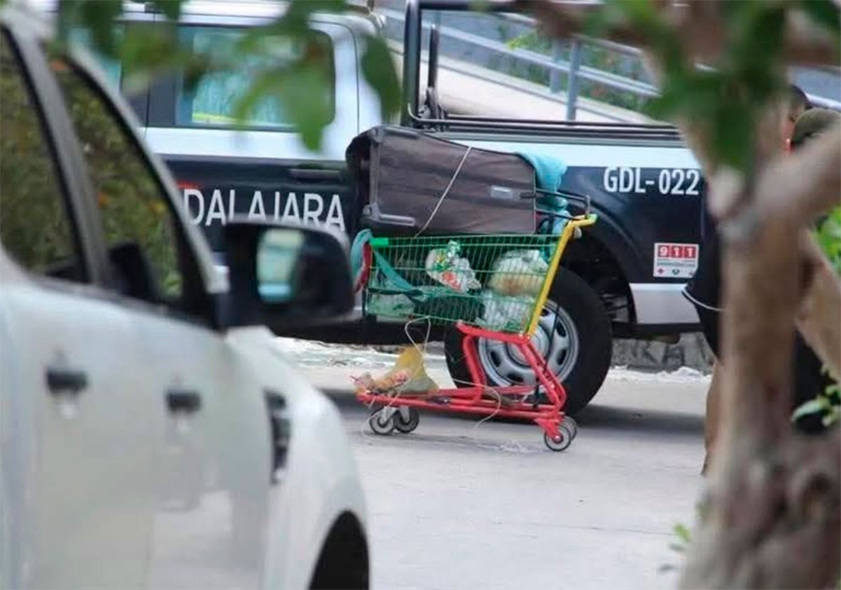Vieron un pie con un calcetín sucio; hallan un cadáver en un carrito de supermercado