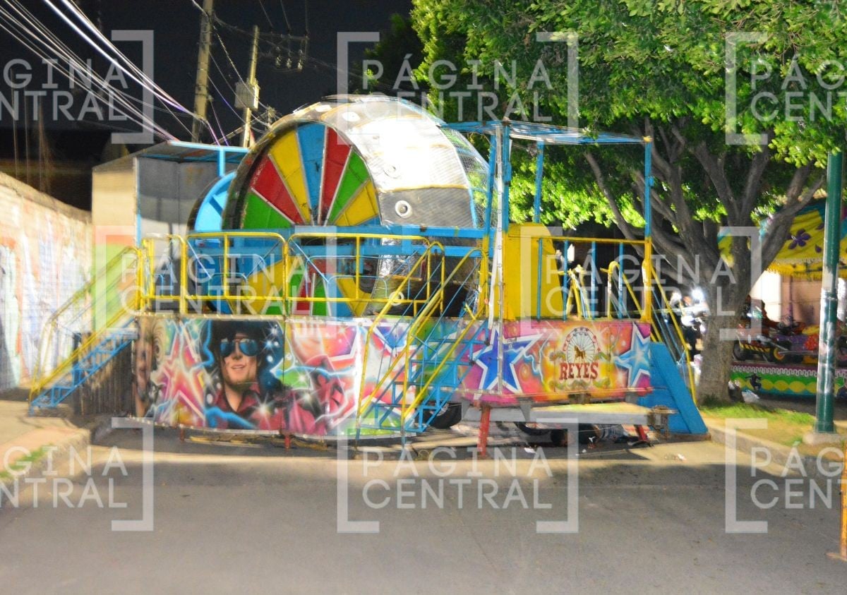 VIDEO No lo vio: Motociclista muere al chocar de frente contra juego mecánico estacionado