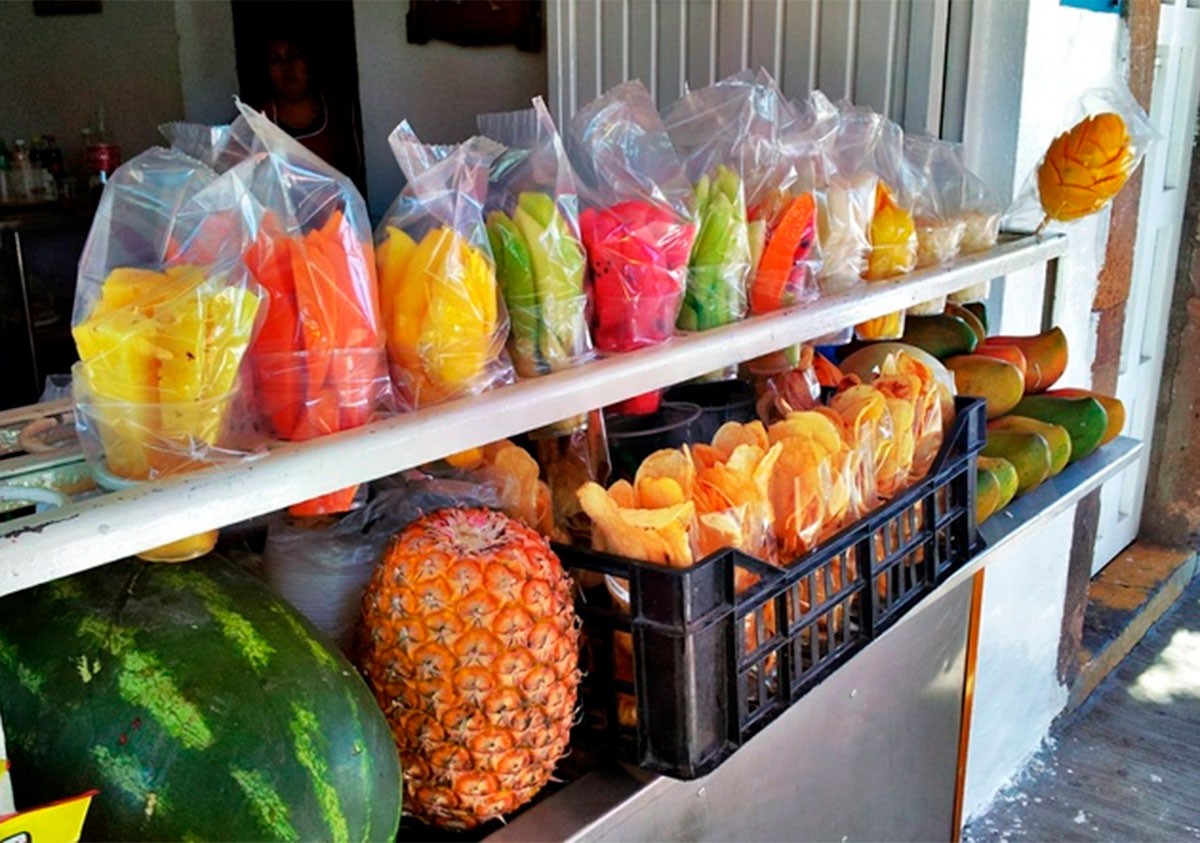 ¿Te gusta comer fruta picada de los puestos callejeros? Tienes que saber esto