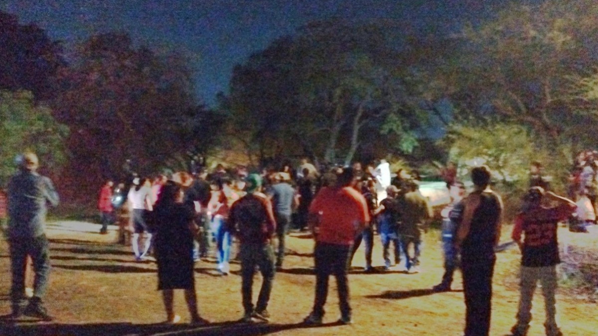 Hombres asaltan a jovencitas, los vecinos furiosos les pegan y arrojan su moto al arroyo