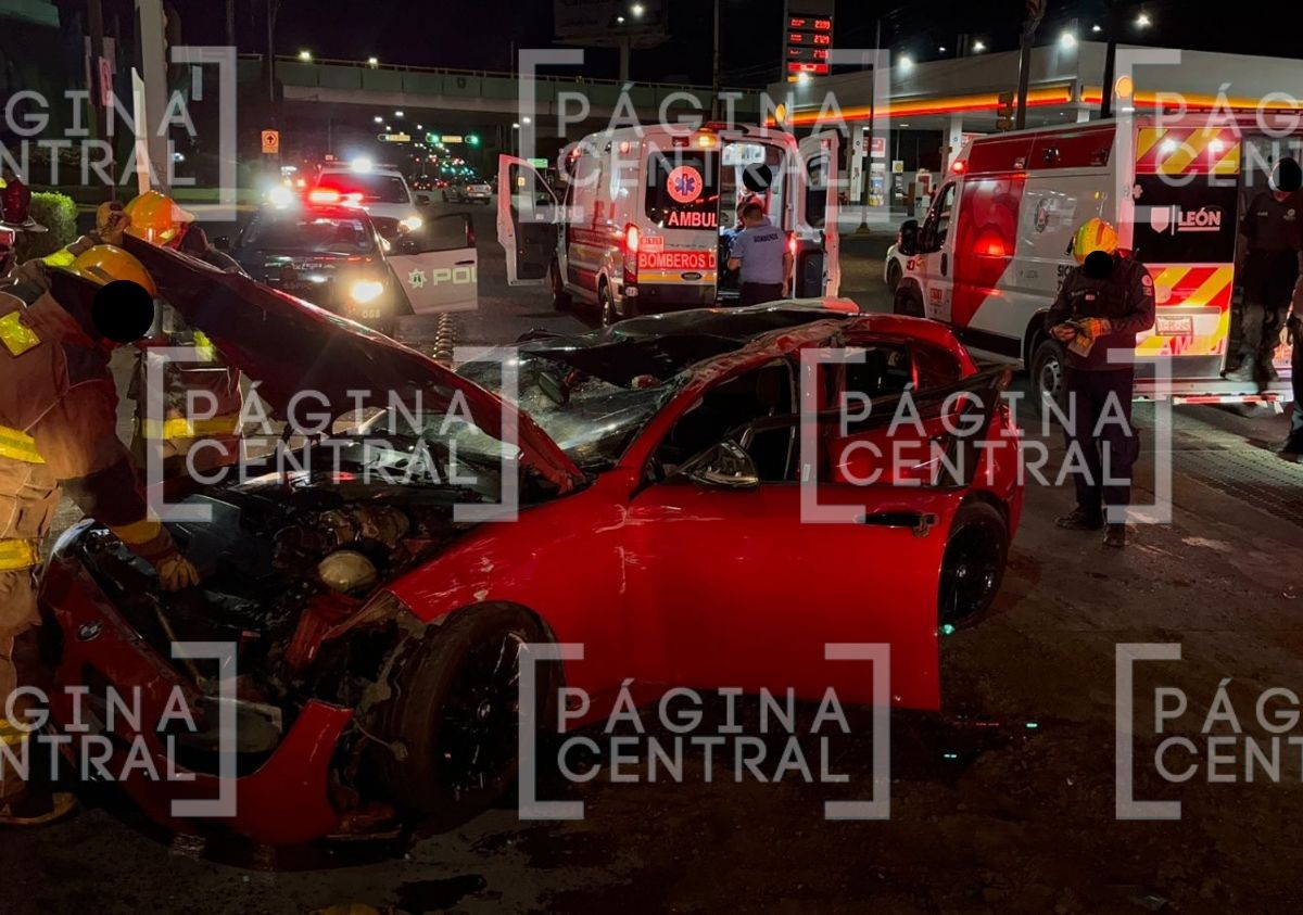 VIDEO Quedó atrapada: Joven iba en su BMW con sus amigos y sufre aparatosa volcadura