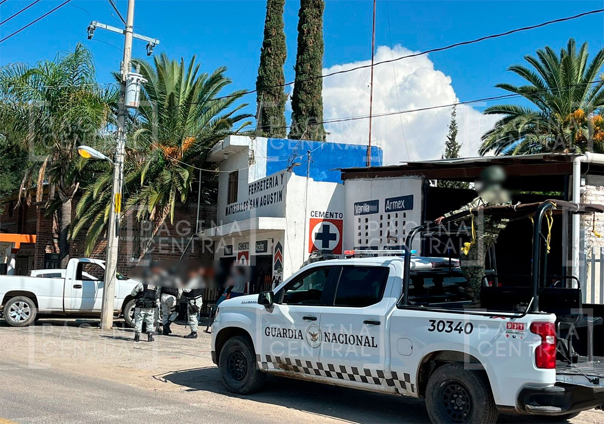 Dueño de ferretería se opone a asalto; lo amagan, golpean y le disparan