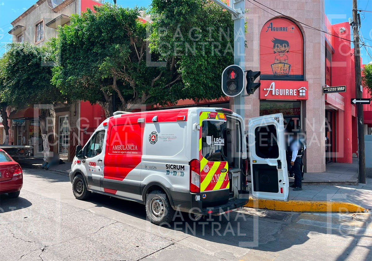 Hombre cruza la calle corriendo y una grúa de la Policía Vial lo atropella