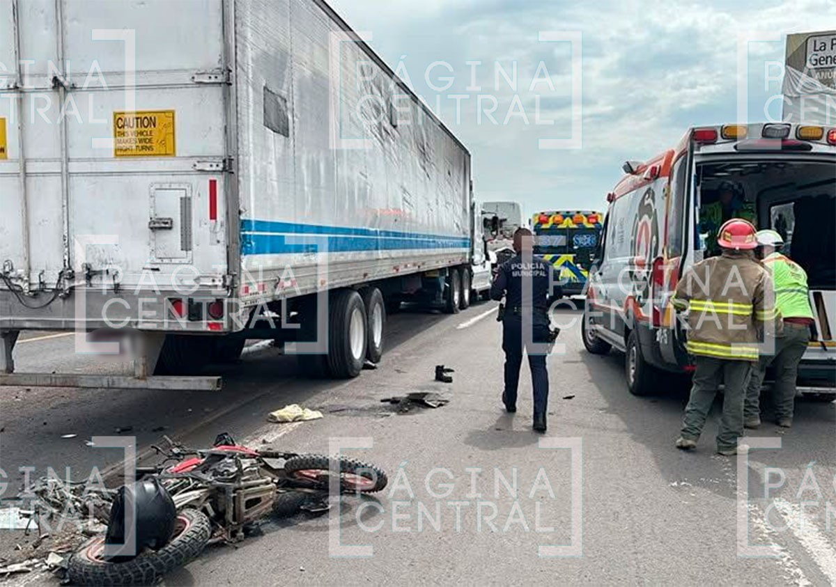Motociclista iba junto a tráiler, pega en la caja y es arrastrado por la carretera
