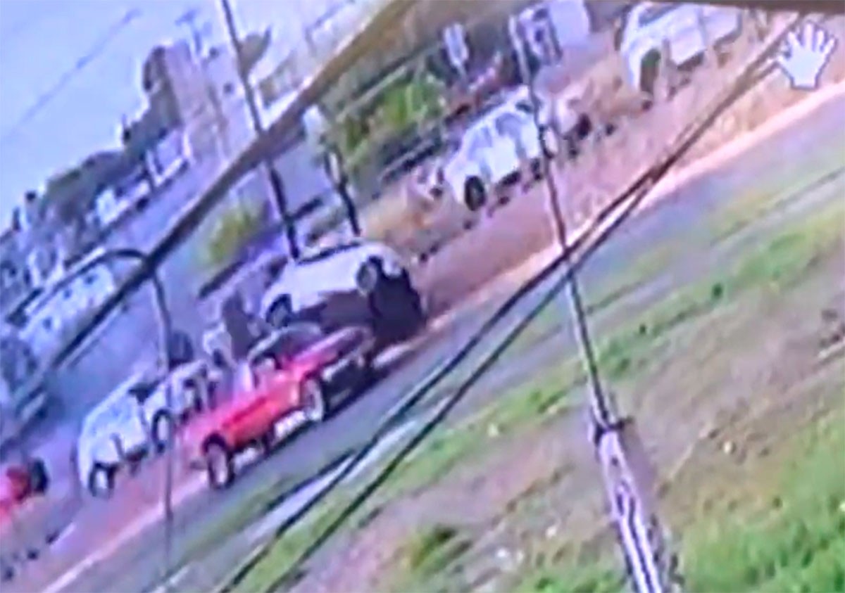 VIDEO Captan el momento en que camioneta choca y provoca volcadura en Portales de la Arboleda