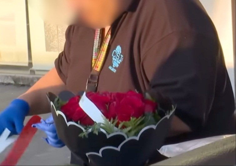 Ya se sabe de dónde venía el ramo de flores para Valeria Márquez