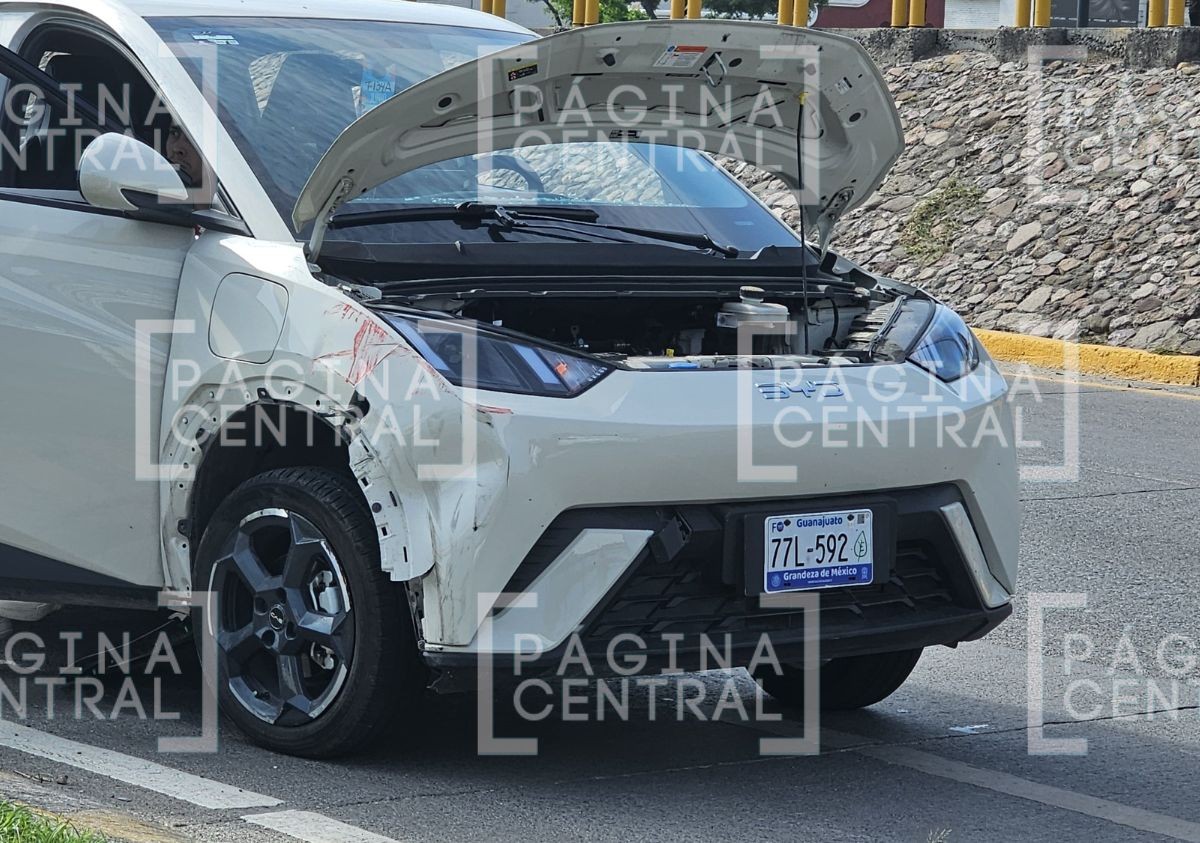 VIDEO ¡Aparatoso accidente! Conductor de camioneta provoca volcadura de auto y escapa