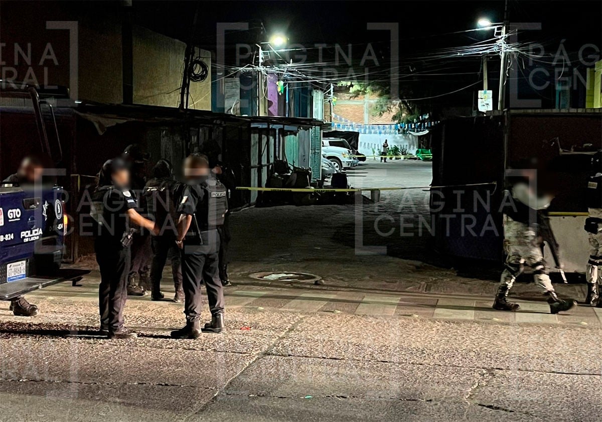 Asesinan a hombre mientras caminaba; su cuerpo quedó junto a un montículo de arena y grava