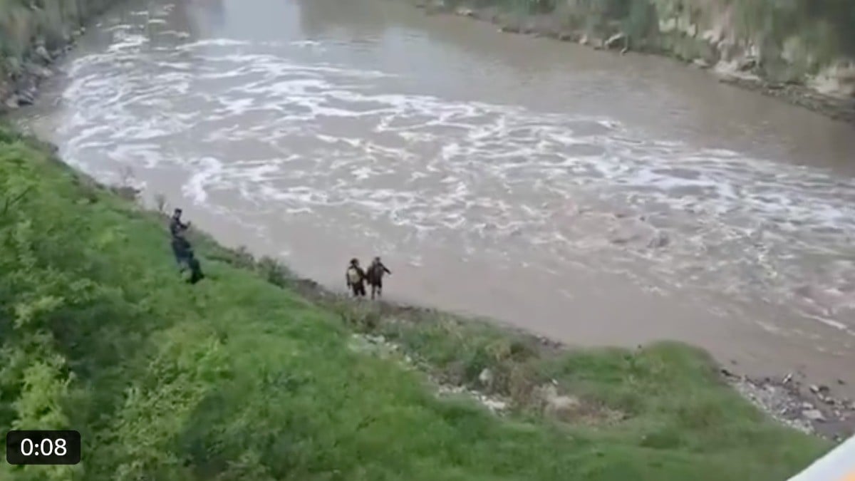 Niños cayeron al río y uno de ellos se agarró de una rama, pero a ella la siguen buscando