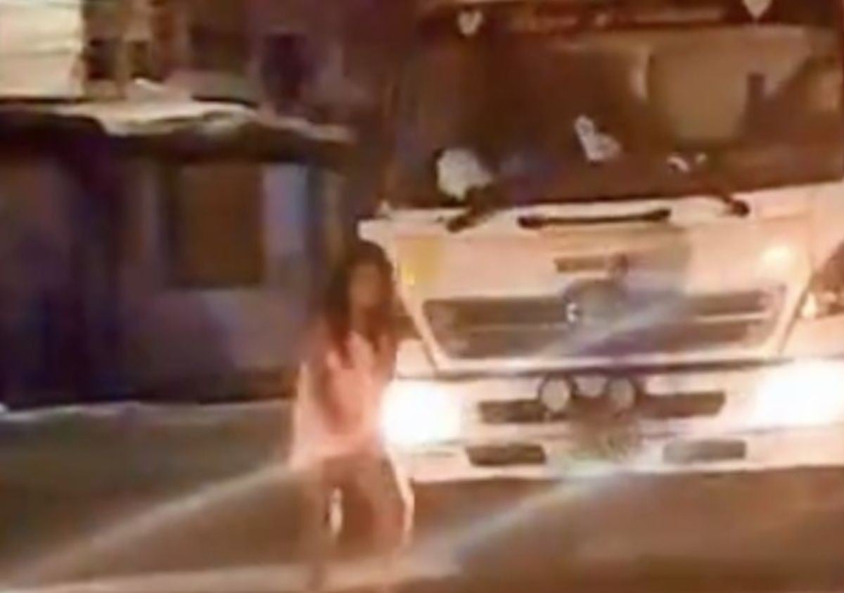 Bailaba en medio camino: Mujer en estado de ebriedad muere aplastada por camión 