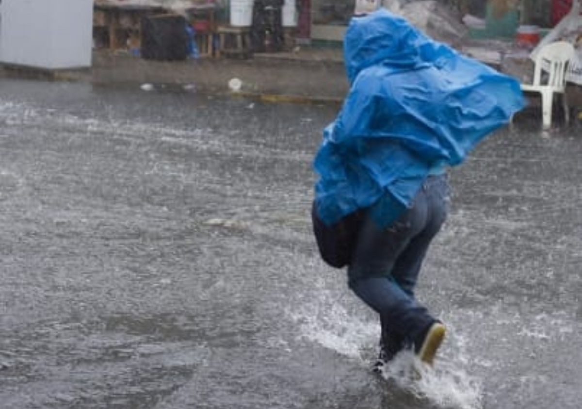 Se aleja 'Dalila' de México, pero alertan por lluvias
