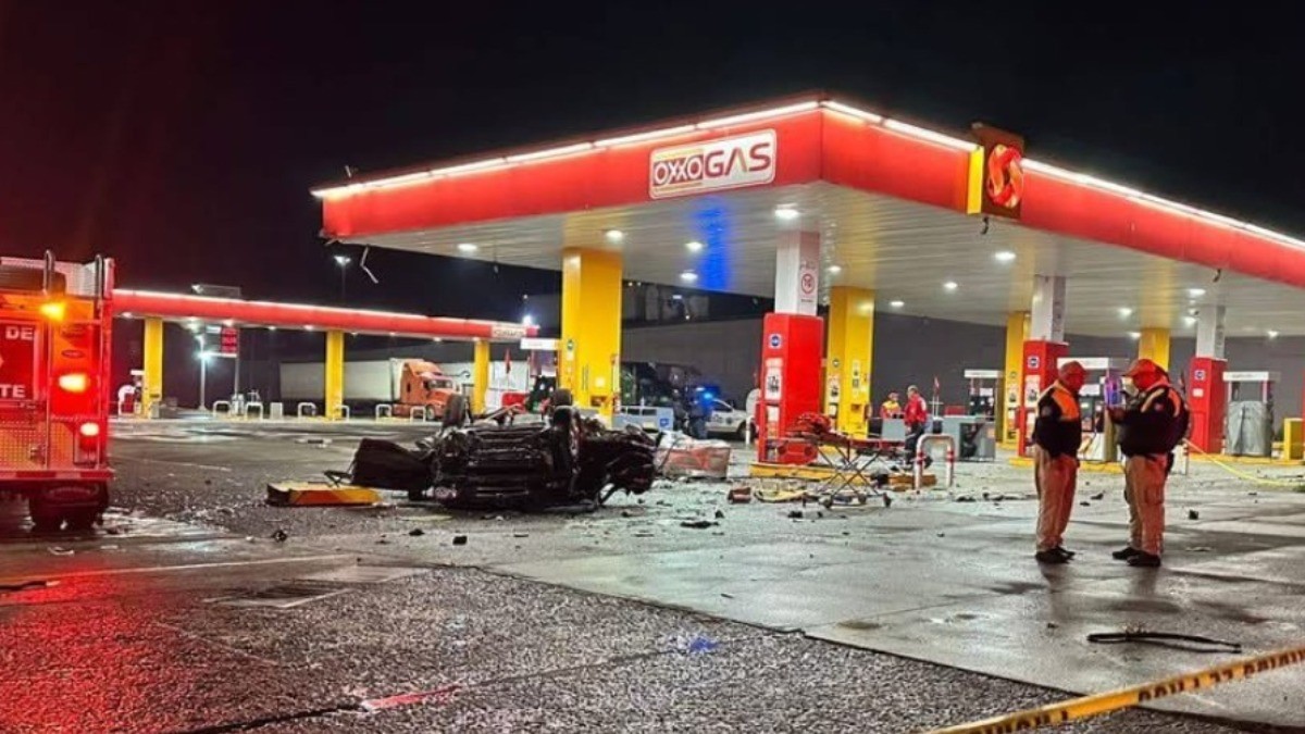 Auto que ‘iba como bala’ choca con glorieta y Oxxo Gas, mueren tres y empleada queda herida