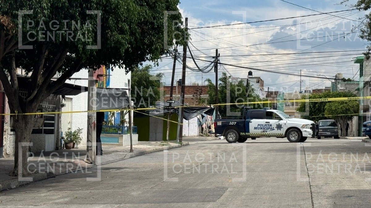 Hombre caminaba por la calle cuando un motociclista le disparó y lo hirió en el brazo