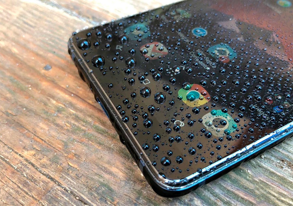 ¿Se te mojó el celular? Actúa rápido: lo que sí y lo que no debes hacer