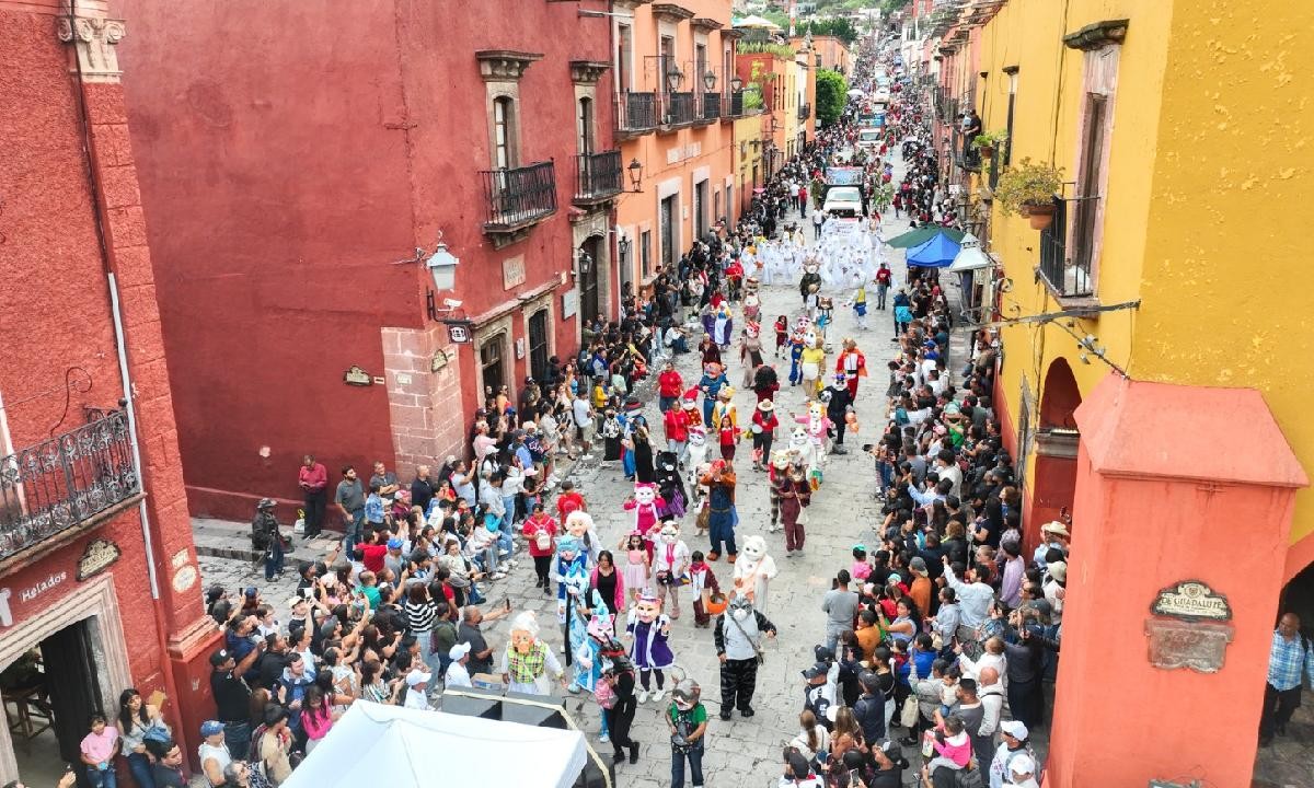 Convite de Locos 2025 llena de alegría las calles de San Miguel de Allende