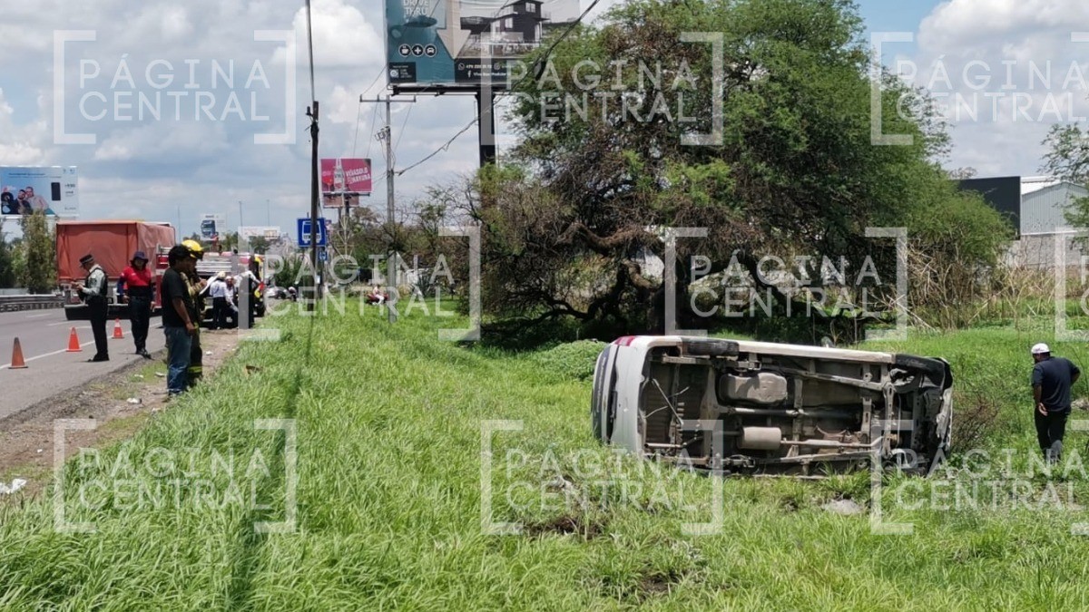 Conductor cambia de carril sin cuidado y causa volcadura de camioneta de paquetería