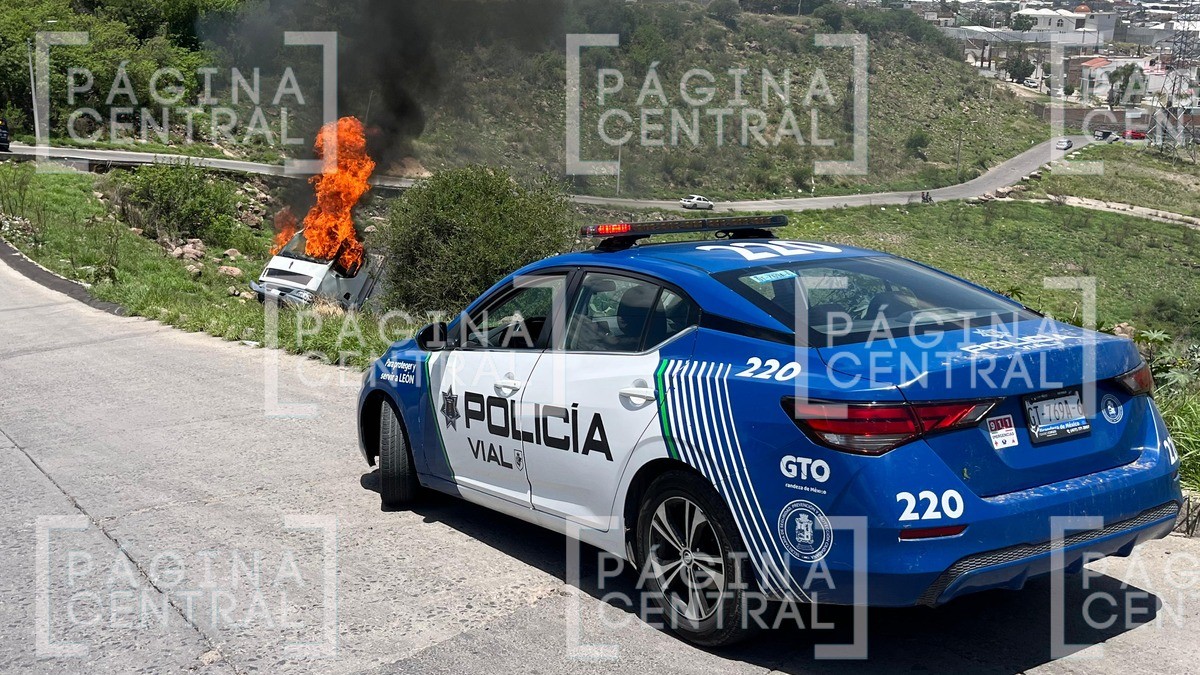 Camión de carga se queda sin clutch, se desbarranca y se incendia en esta zona de León