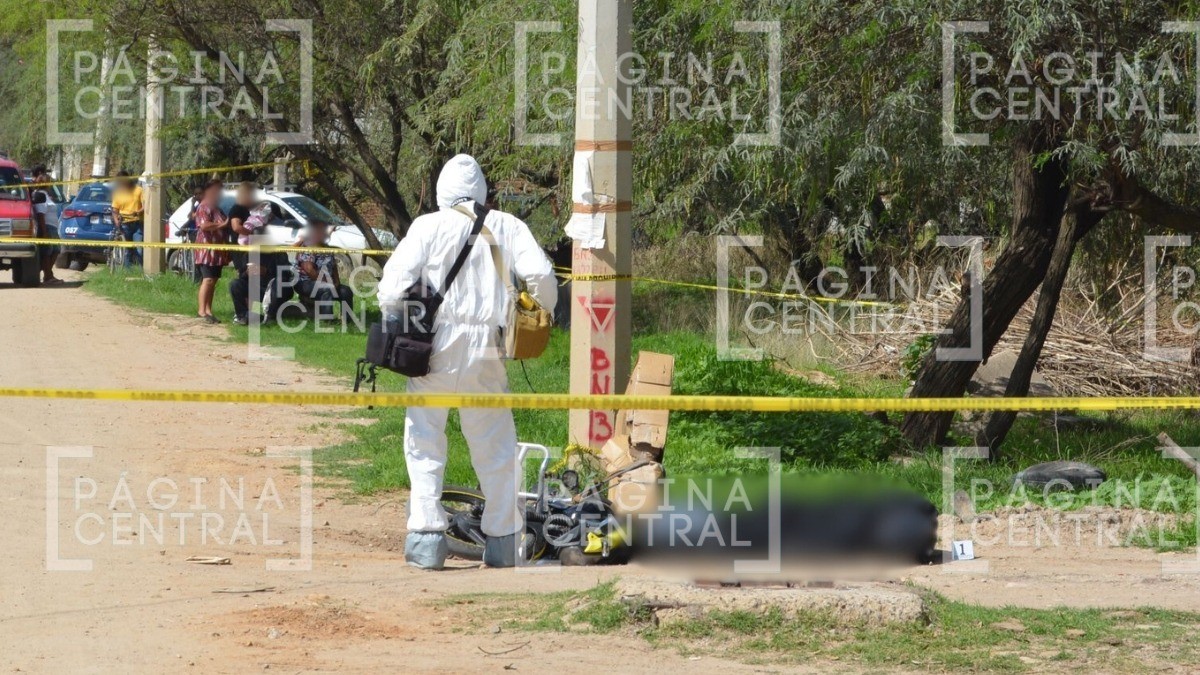 Motociclista murió atropellado por un camión de paquetería, lo arrastró varios metros