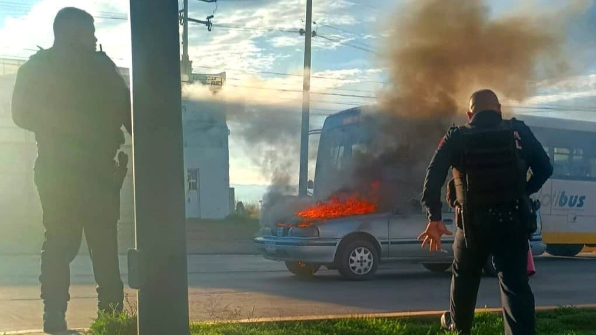 Mamá iba con sus hijos cuando comenzó a quemarse su auto y no podían bajarse por el tráfico