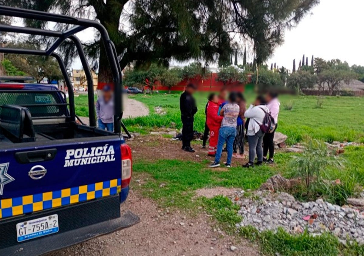 Vecinos encuentran a una recién nacida abandonada en una bolsa, en un terreno baldío