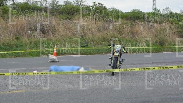 ¡Tragedia! Revolvedora intenta retornarse en la carretera y mata a motociclista