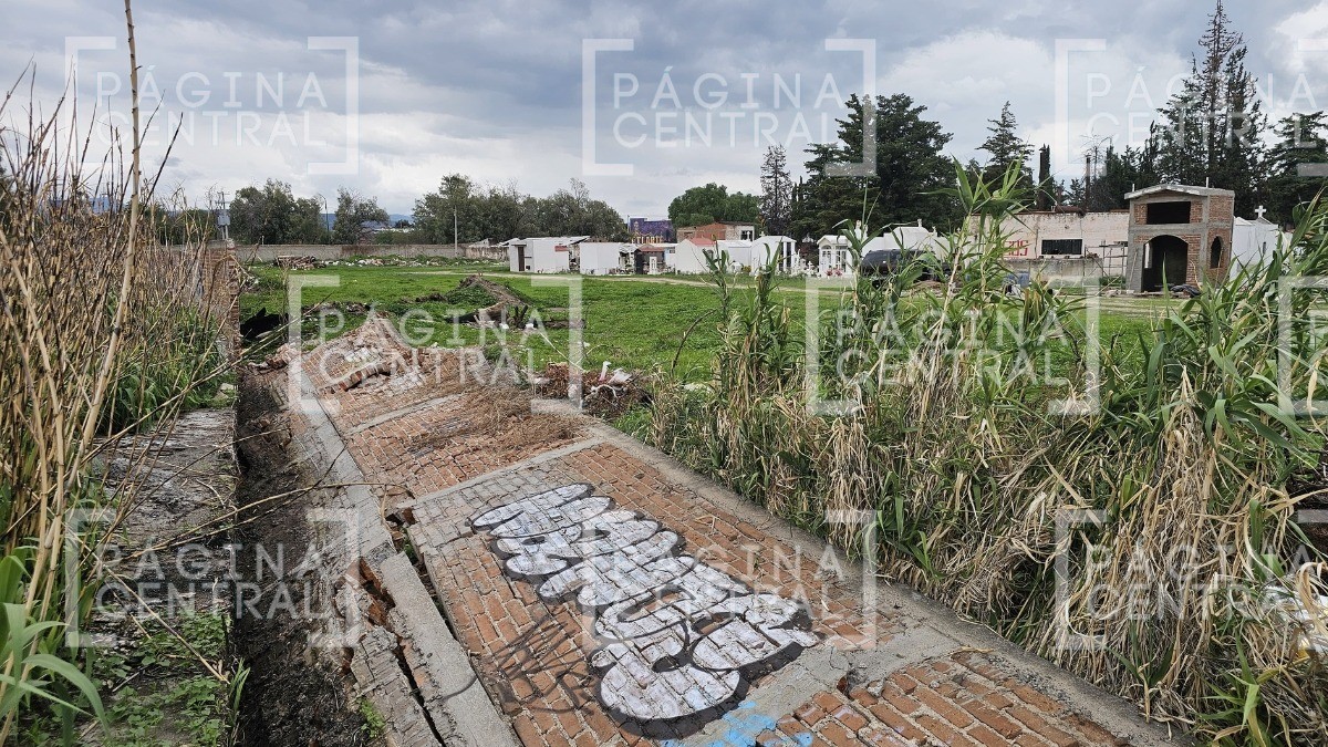 ¡Fuera abajo! Cae barda de panteón de León y ahora extraños entran a merodear
