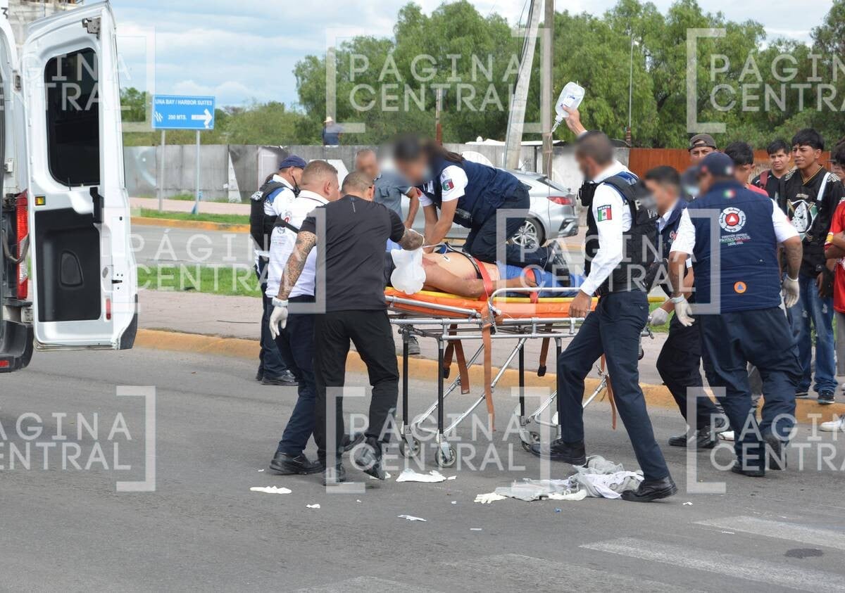 Motociclista es impactado y la Policía Vial de León le aplica RCP para salvarlo