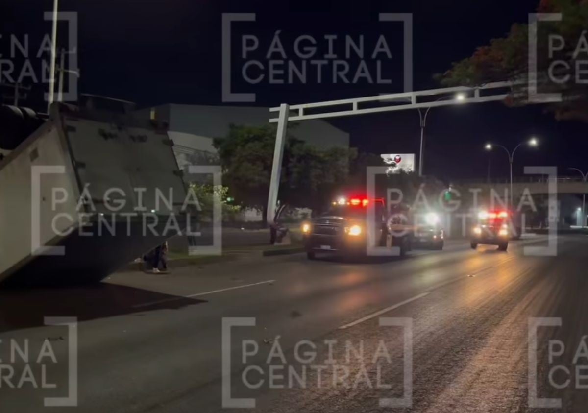 VIDEO ¿Se ‘echó una pestañita’ o auto le invadió carril? Así camioneta terminó volcada 