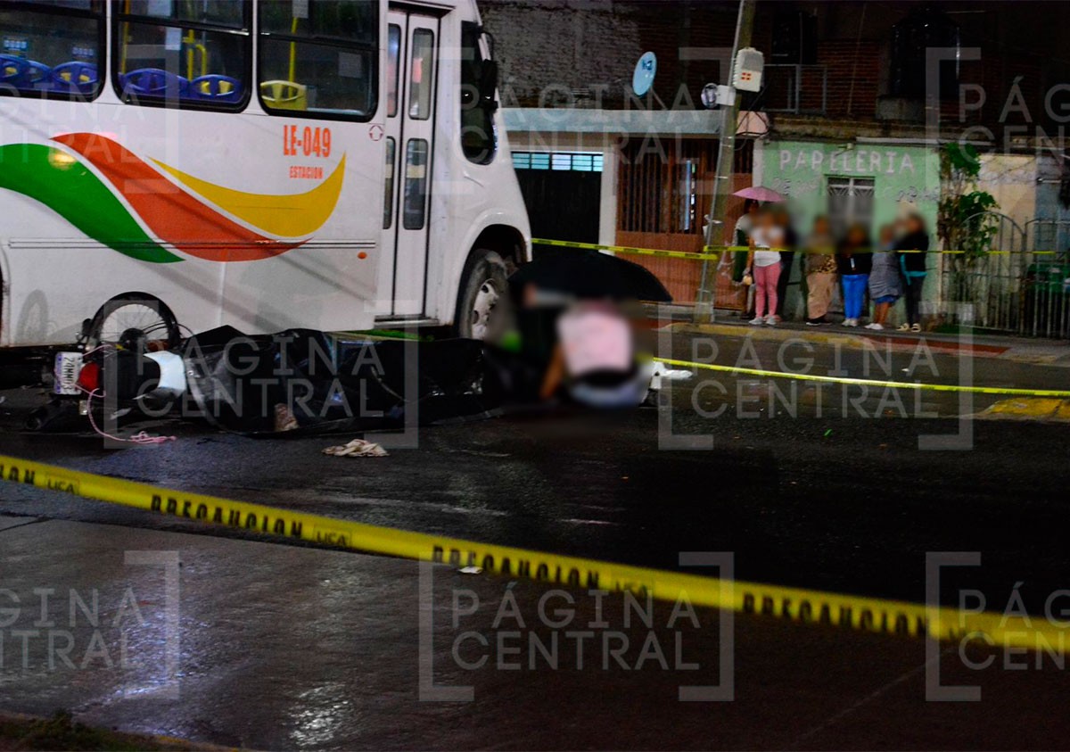 ¡Se le cruzó el camión! Muere motociclista al impactar contra camión urbano