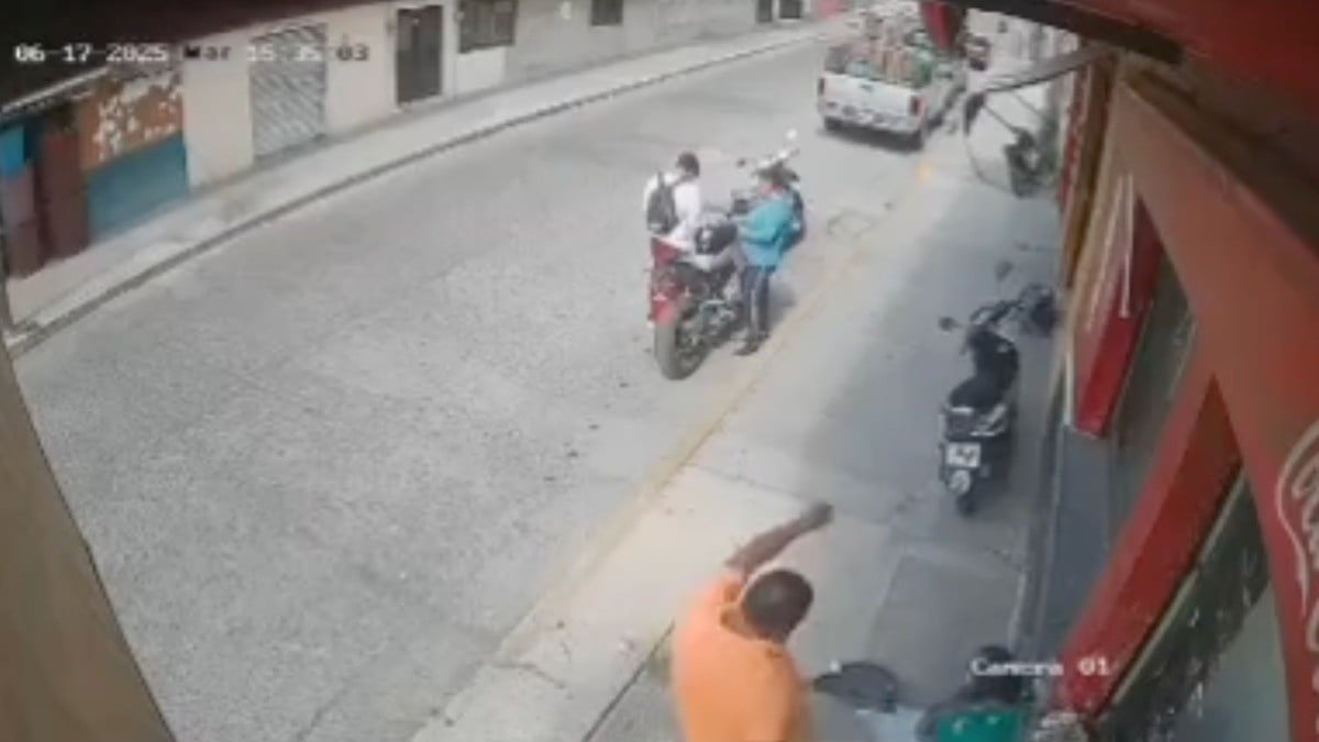 VIDEO Captan cómo hombre da brutal patada a una mujer en la cara y la deja inconsciente