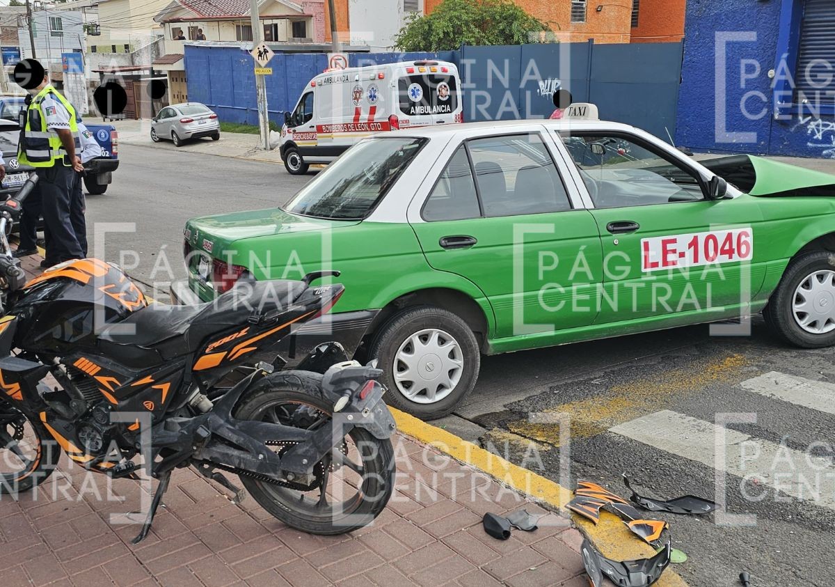 VIDEO ‘No pude hacer nada’, taxista se pasa el rojo y provoca choque múltiple en León