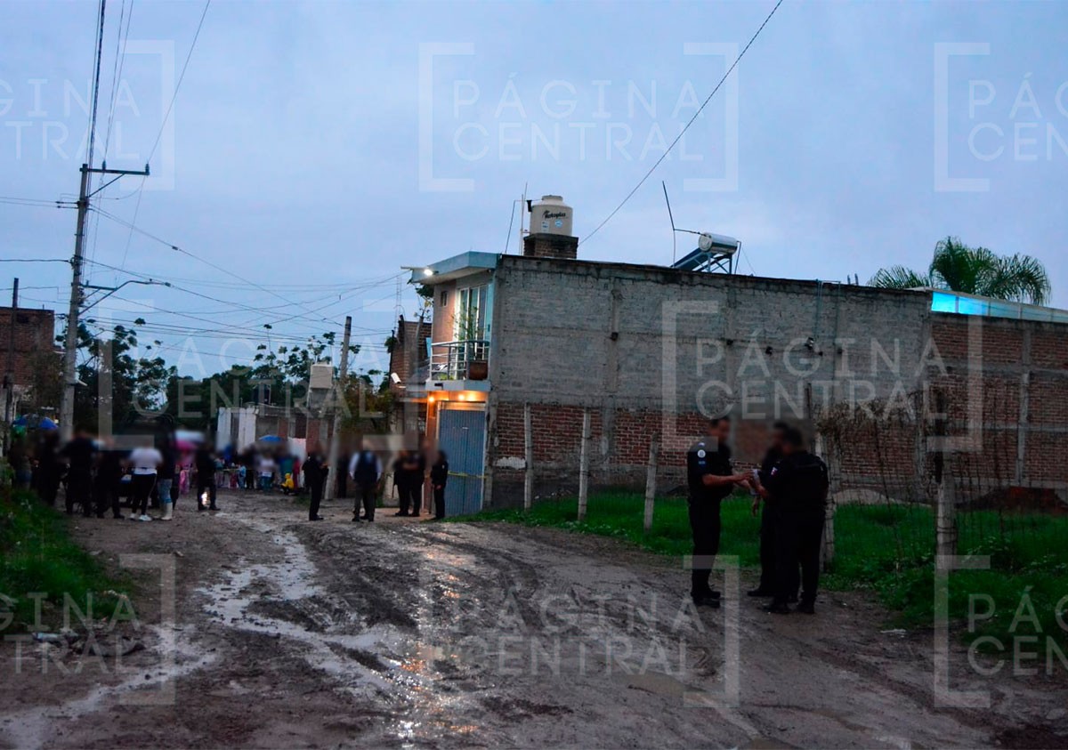 Una pareja fue atacada a balazos dentro de su casa; él murió y ella resultó herida