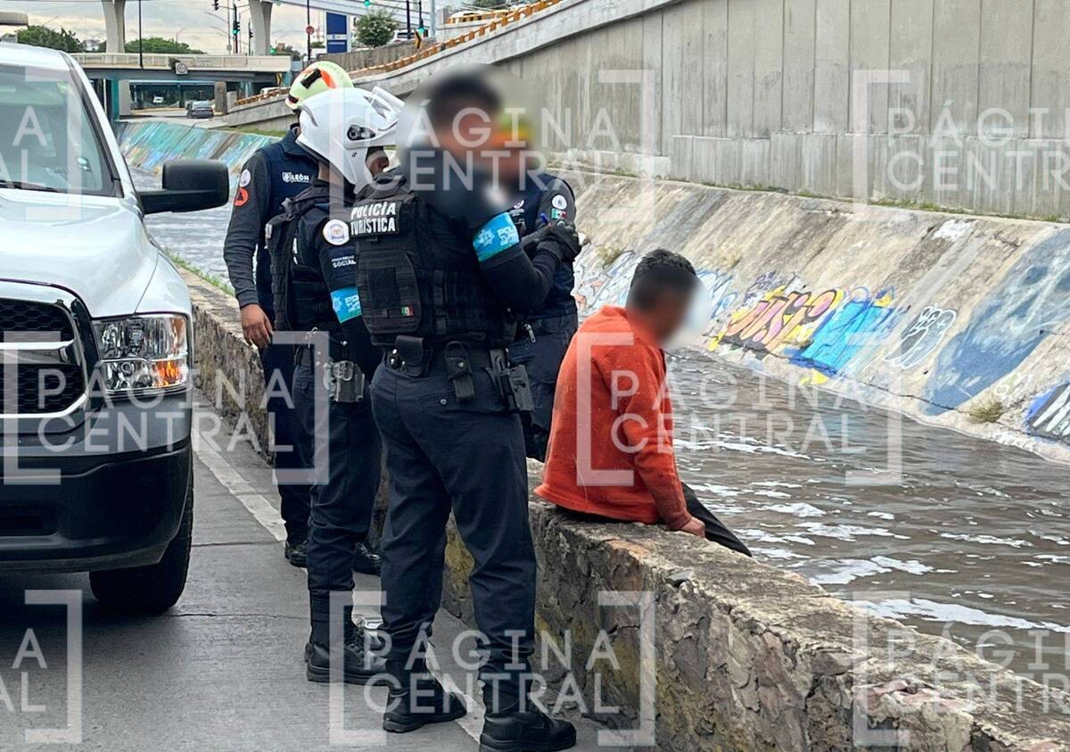 VIDEO ¿Pero quién lo aventó? Rescatan a hombre en el Malecón de León