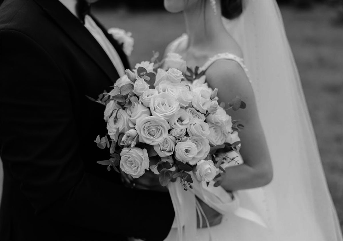 Salían de celebrar su boda cuando los atacaron a balazos; la novia fue asesinada