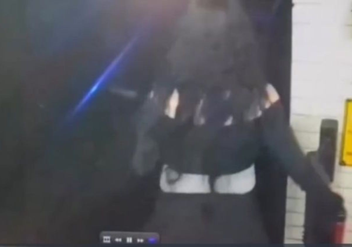 Iba a hacer del baño: Mujer camina por las vías y termina arrollada