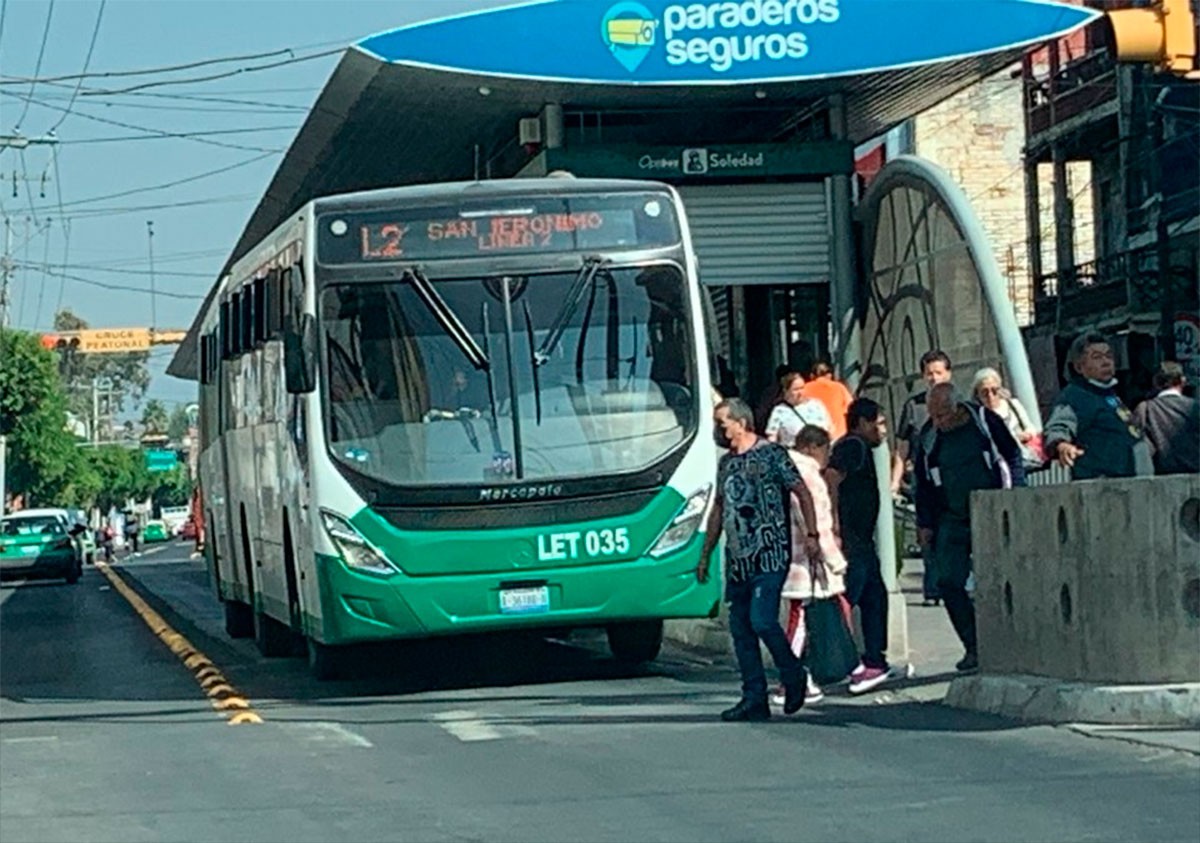Van más de 2 500 infracciones este año por bloquear paradas del transporte público en León