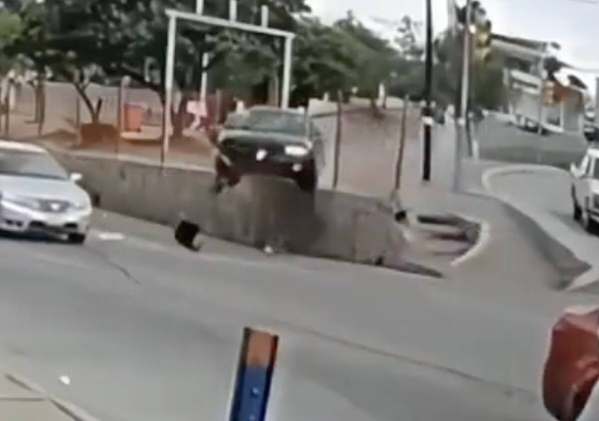 VIDEO Auto pierde el control, 'brinca' barda de más de un metro y termina en este bulevar