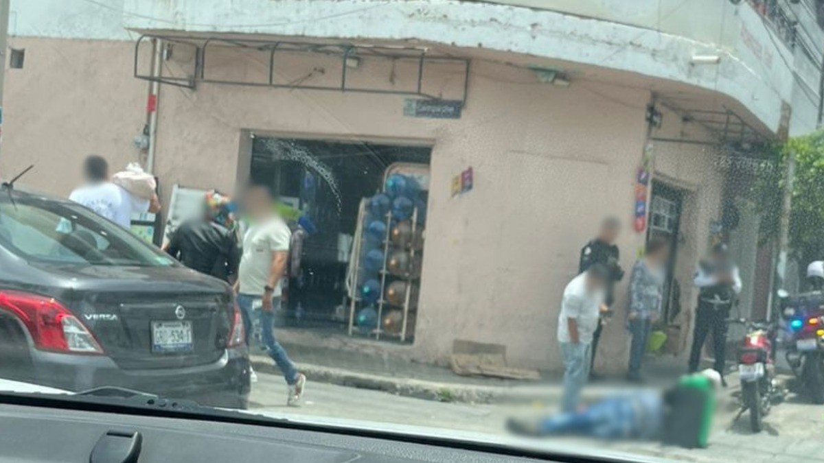 Motociclista quedó tirado en la calle sin poder moverse por ignorar señal de “Ceda el paso”