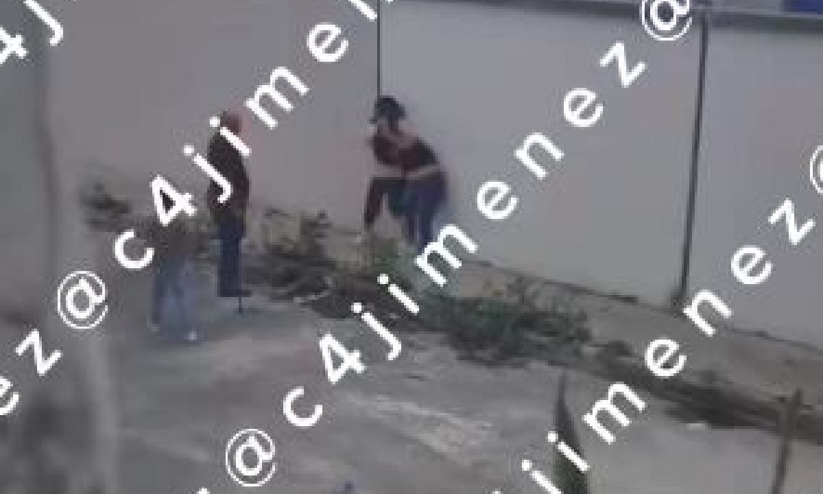 VIDEO Graban a vecinos cuando golpean a mujer por no bajar el volumen a la música