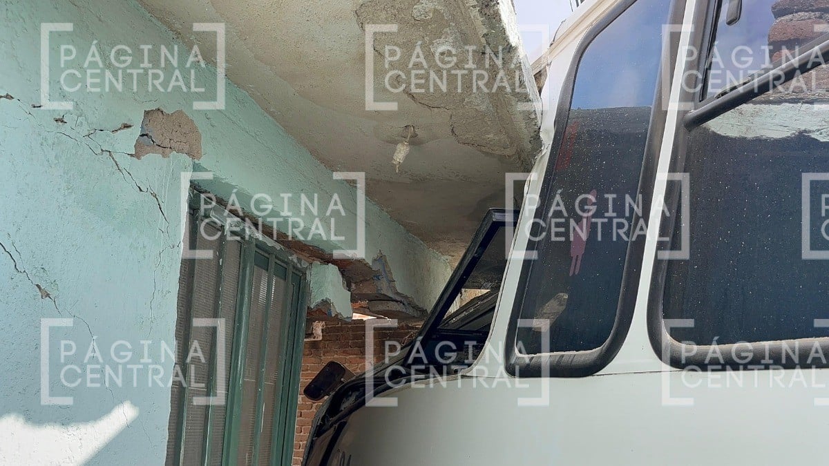 Camión de transporte de personal se queda sin frenos y se va contra casa