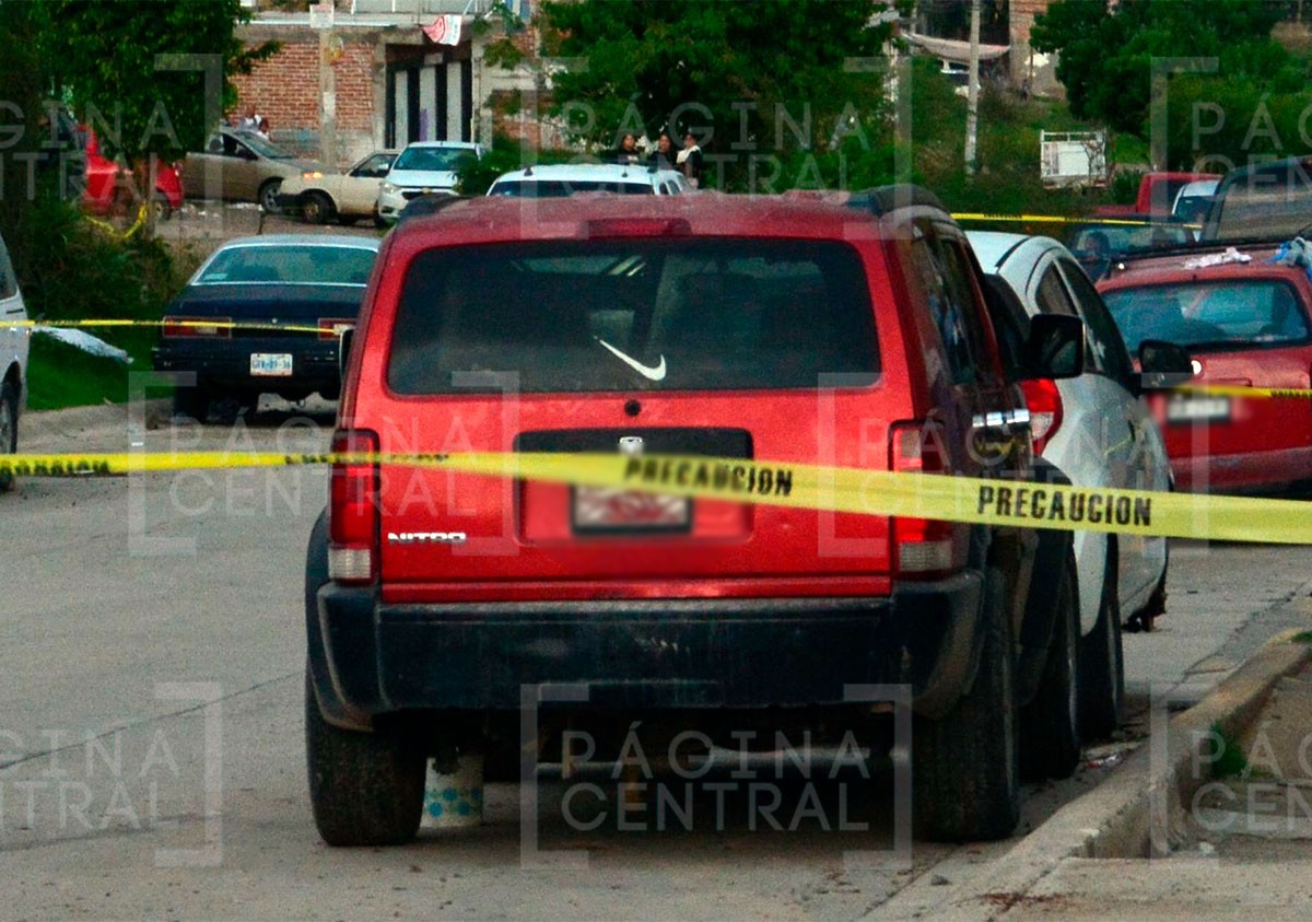 Asesinan a mecánico mientras reparaba una camioneta en la calle