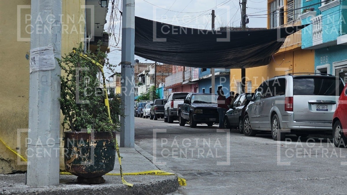 “Nomás un puño de tierra“ Se consuelan con canciones mientras limpian restos de la masacre
