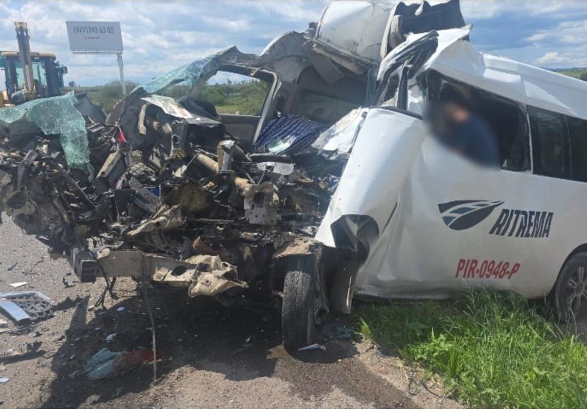 ¡Fatal accidente! Unidad de personal choca con retroexcavadora; hay 2 muertos y 3 heridos
